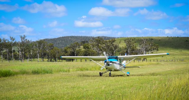 Cessna Skylane (VH-FOW)