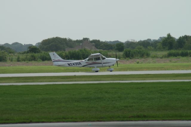 Cessna Skyhawk (N2435R) - N2435R at Ft.Worth Spinks