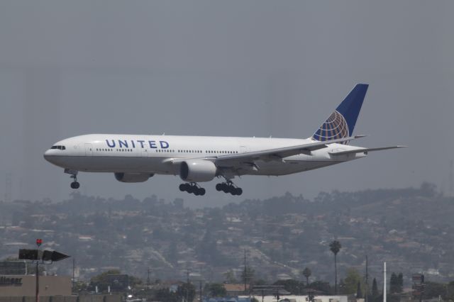 Boeing 777-200 (N228UA)