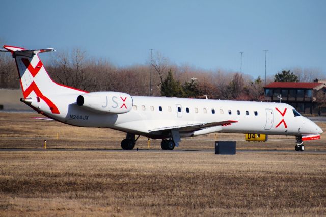 Embraer ERJ-145 (N244JX) - N244JX (operating as JSX9401) taxiing to Ruwnay 23 at Buffalo (KBUF) before heading onto Dallas-Love Field (KDAL)