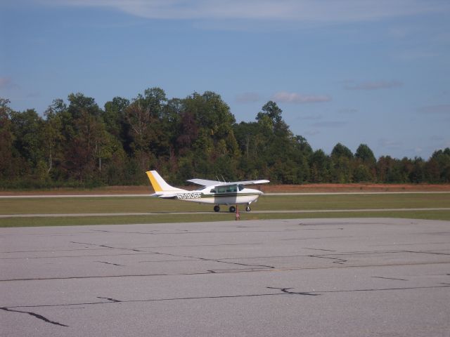Cessna Centurion (N5906F) - Taxiing