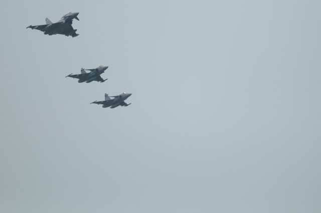 — — - Notice the difference in size, and the position of the Canard wings on both aircraft, the typhoon is not very big so you can see the SAABS are quiet a bit smaller.