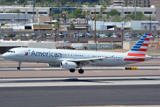 Airbus A320 (N978UY) - American Airbus A320-231 N978UY at Phoenix Sky Harbor on June 18, 2016.