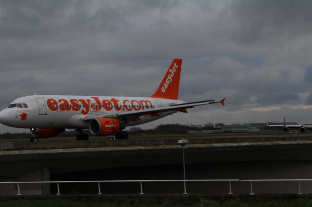 G-EZFA — - Airbus A319-111, EasyJet, taxiing to the runway Polderbaan at Schiphol Amsterdam Airport (Holland).