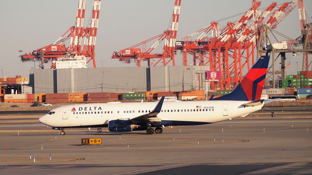 Boeing 737-800 (N383DN)