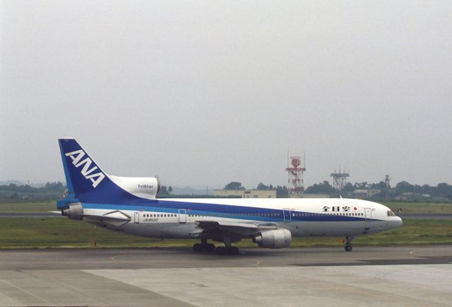 Lockheed L-1011 TriStar (JA8520) - Taxing at Kagoshima Intl Airport on 1988/06/18