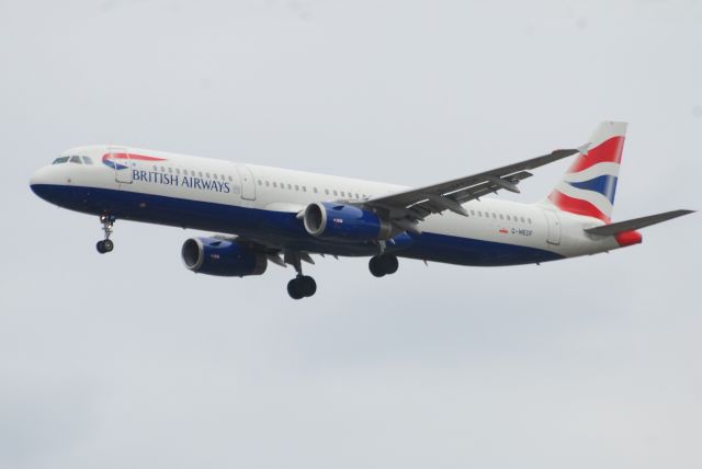 Airbus A321 (G-MEDF)