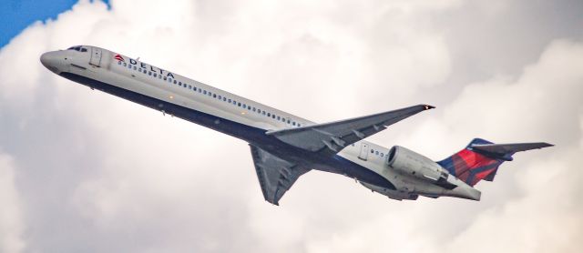 McDonnell Douglas MD-90 (N947DN)