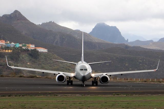 Boeing 737-700 (EC-LPQ) - FACE TO FACEbr /21/10/2018