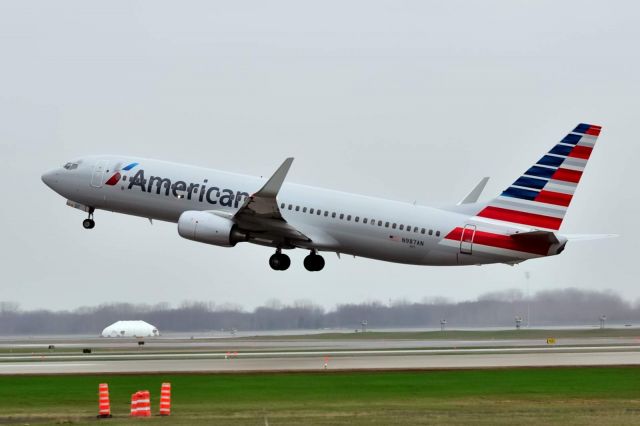 Boeing 737-800 (N987AN)