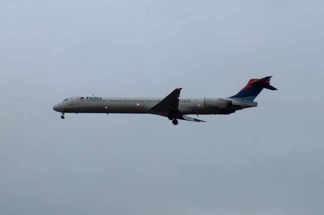 McDonnell Douglas MD-90 (N910DN)