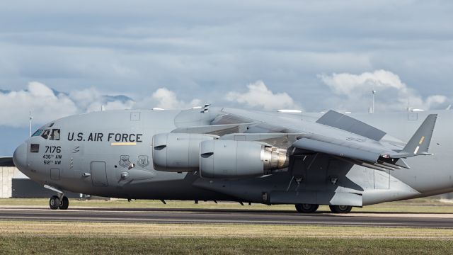 — — - US Air Force C-17 at YBTL.