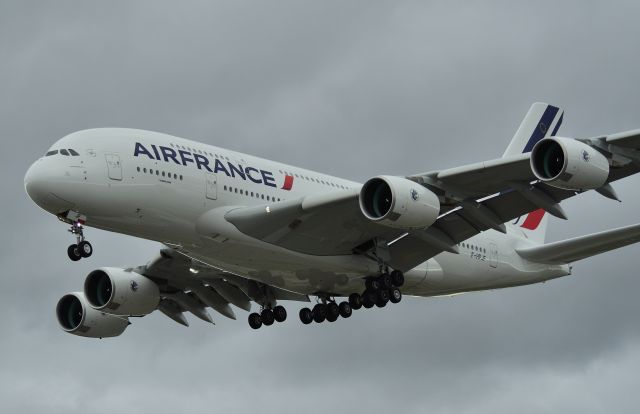 Airbus A380-800 —