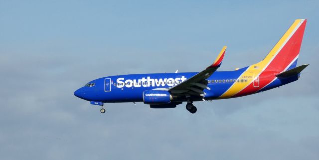 Boeing 737-700 (N7835A) - On short final is this 2005 Southwest Airlines Boeing 737-752 in the Autumn of 2022.