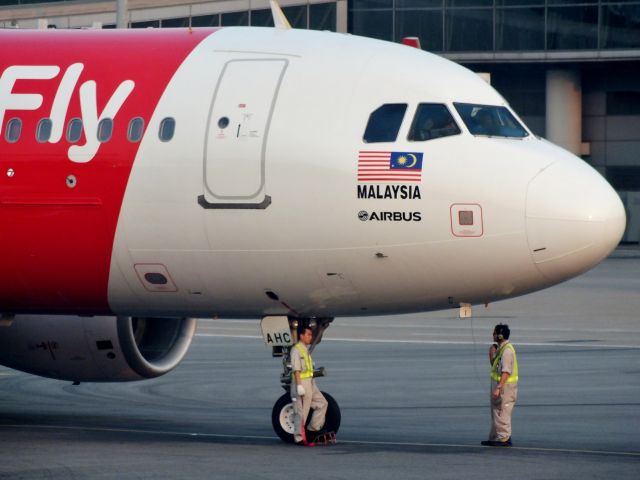 Airbus A320 (9M-AHC)