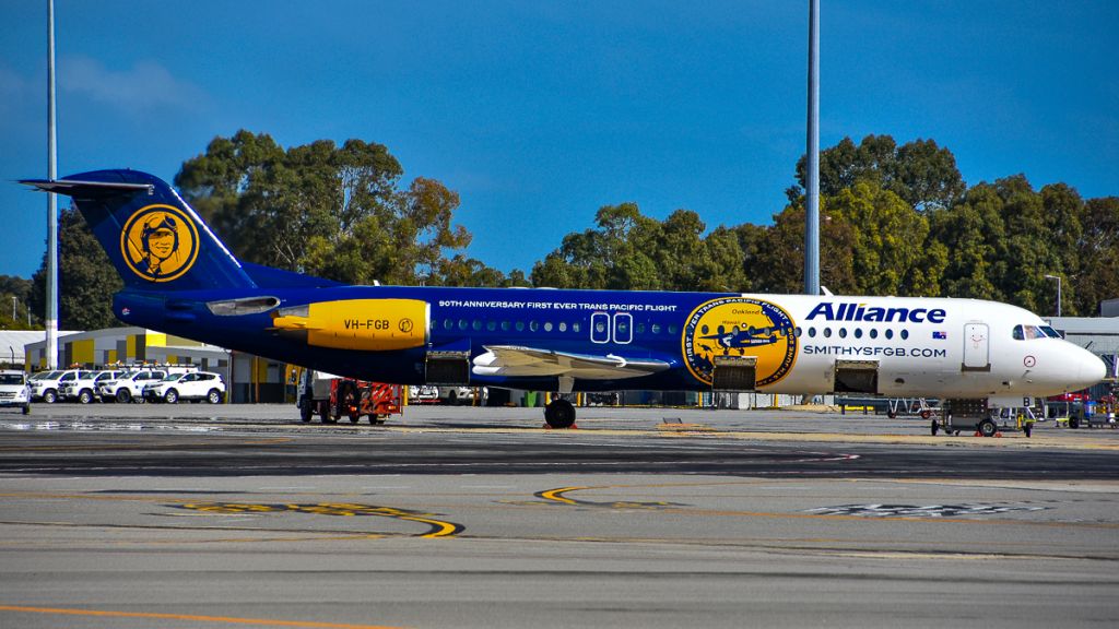 Fokker 100 (VH-FGB)