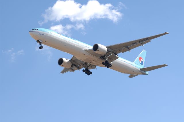 BOEING 777-300 (HL7533) - Final Approach to Narita Intl Airport R/W34L on 2008/2/17