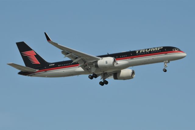 Boeing 757-200 (N757AF) - Hair Force One arriving at KIND for a fund raiser with the Donald on board. Landing 23-L on 07-12-16