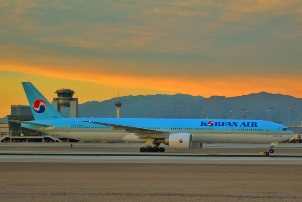 BOEING 777-300ER (HL7784)