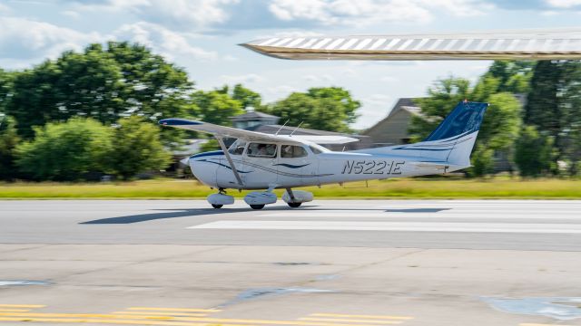 Cessna Skyhawk (N5221E) - N5221E a Cessna 172N taking off from runway 17 at Stearman Field in Benton, KS.