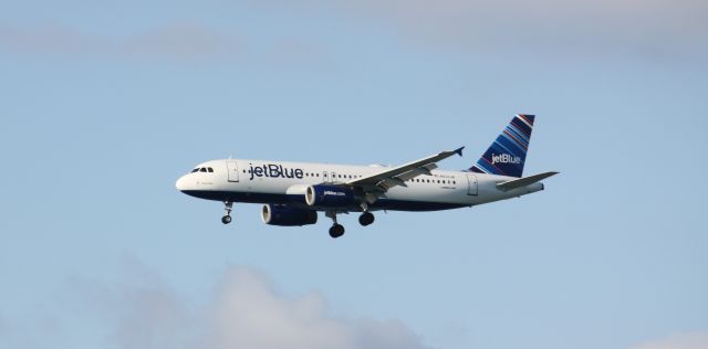 Airbus A320 (N633JB)