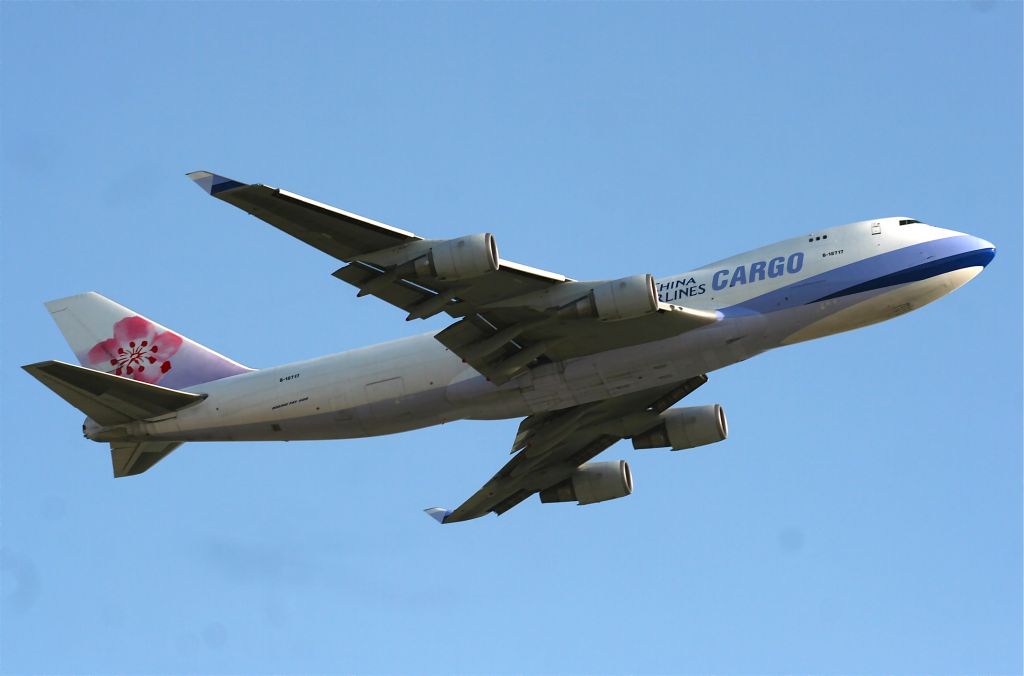 Boeing 747-400 (B-18717)