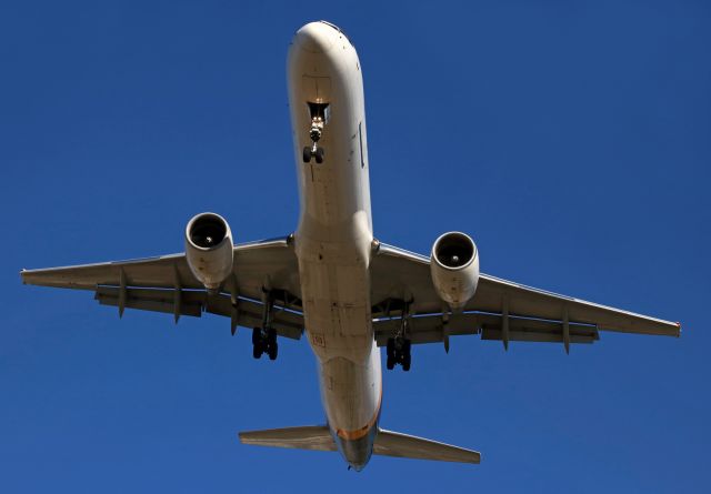 Boeing 757-200 (N432UP) - Midmorning arrival of N432UP. Click on FULL to get closer to it.