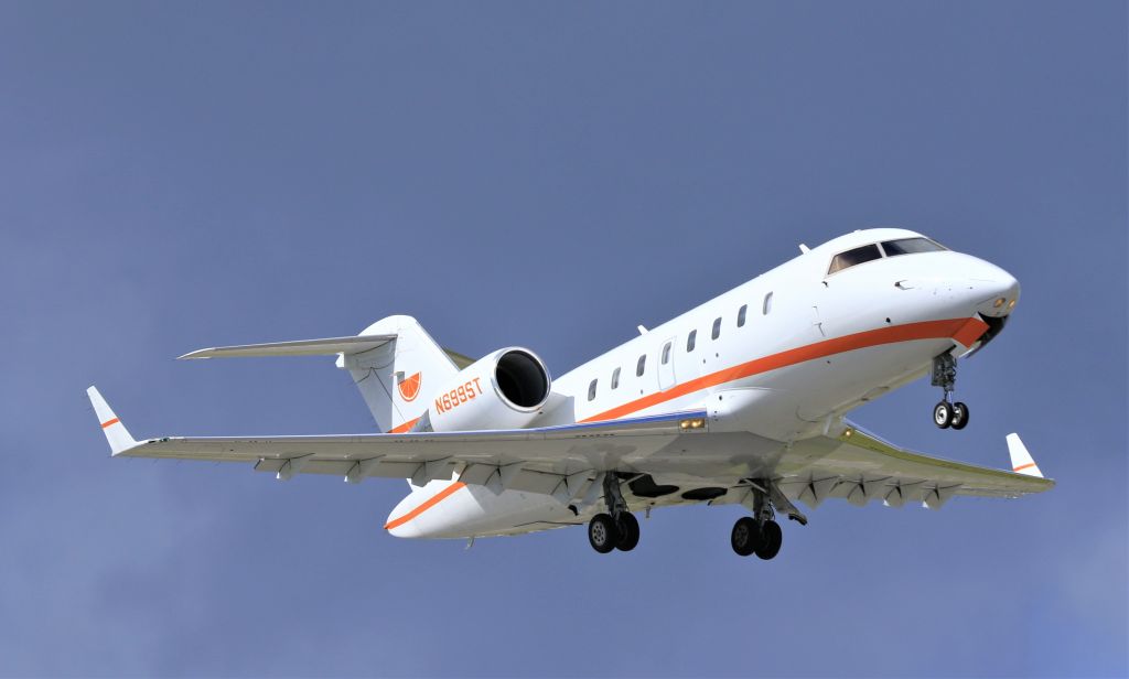 Canadair Challenger (N699ST)