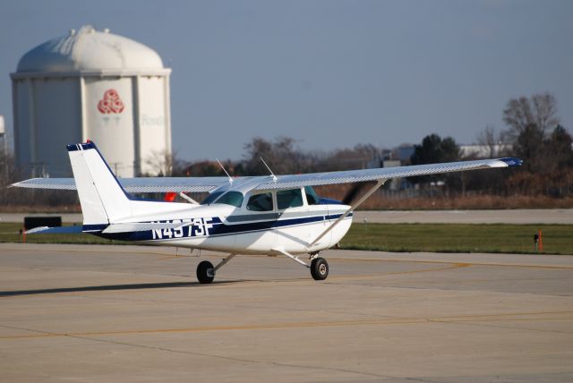 Cessna Skyhawk (N4973F) - N4973F Taxiing for takeoff at Schaumburg Regional Airport