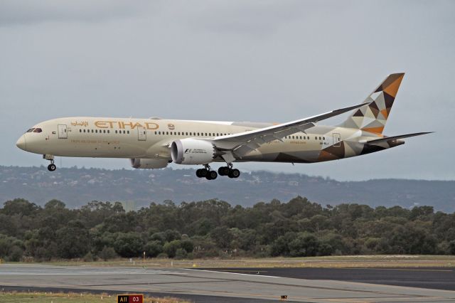 Boeing 787-9 Dreamliner (A6-BLJ) - Boein 787-9 Etihad A6-BLJ R03 Perth Intl 20/05/17 