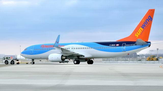 Boeing 737-800 (C-GDZE)