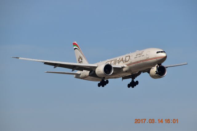 Boeing 777-200 (A6-LRE) - Etihad FLT 161 Landing at DFW.