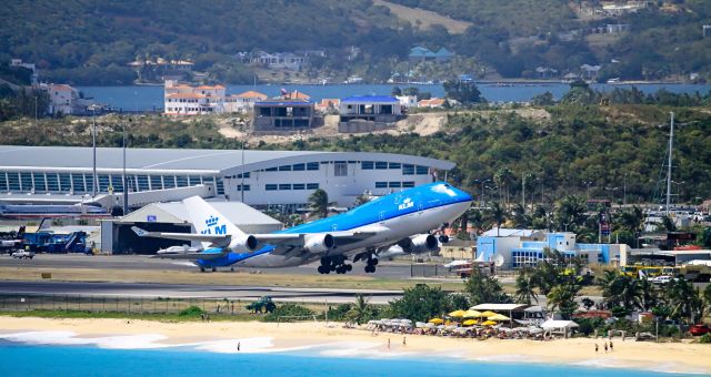 Boeing 747-400 (PH-BFH) - KLM departing TNCM St Maarten.