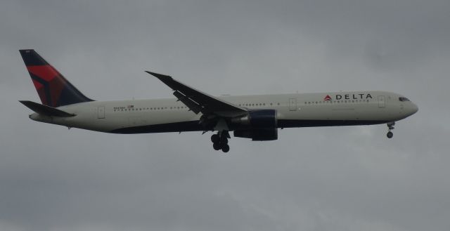 BOEING 767-400 (N843MH)