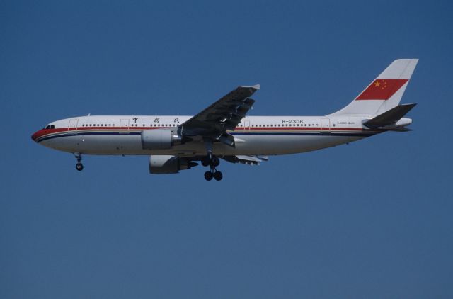Airbus A300F4-600 (B-2306) - Final Approach to Narita Intl Airport Rwy34 on 1990/03/11