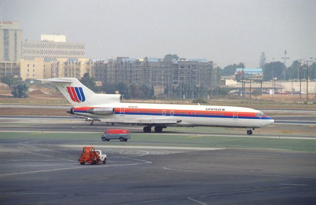 BOEING 727-200 (N7623U) - Taxing at KLAX Intl Airport on 1989/08/29