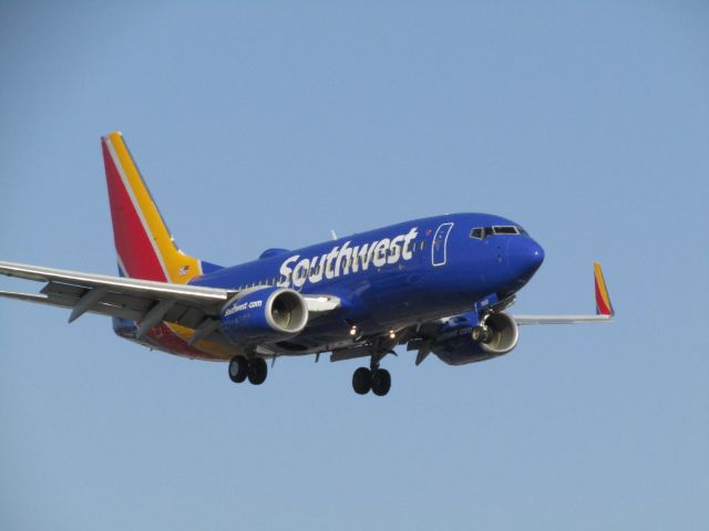 Boeing 737-700 (N7852A) - Landing RWY 20R