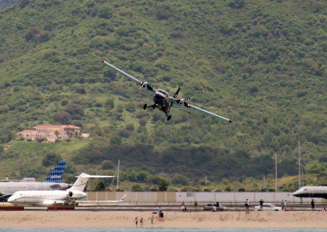 De Havilland Canada Twin Otter (PJ-WIS)