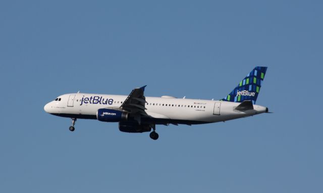 Airbus A320 (N537JT)