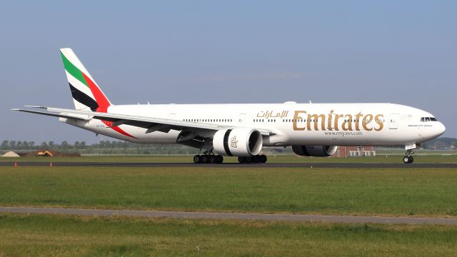 BOEING 777-300 (A6-ECR)