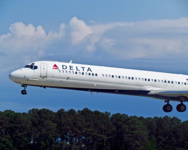 McDonnell Douglas MD-88 (N910DE)