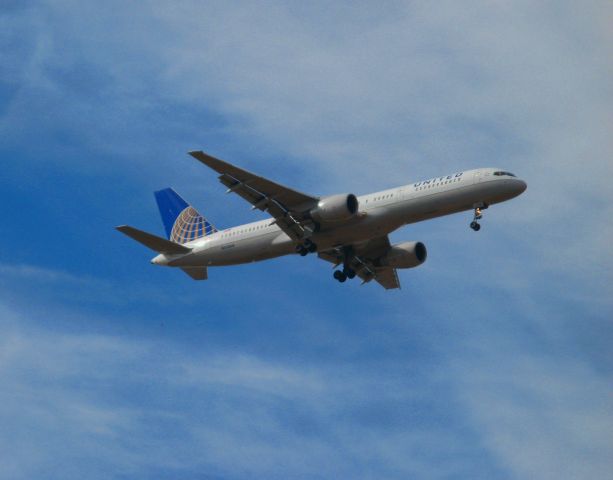 Boeing 757-200 (N553UA)