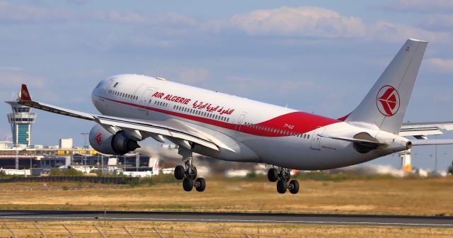 Airbus A330-200 (7T-VJZ) - From Bd de l'Europe.Rare take off runway 06===>24