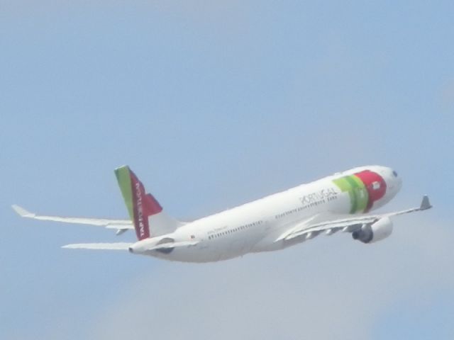 Airbus A330-200 (CS-TOE)