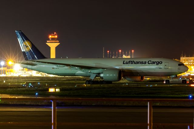 Boeing 777-200 (D-ALFD) - snaped in absolute darkness, no lights at the runways and the airliner