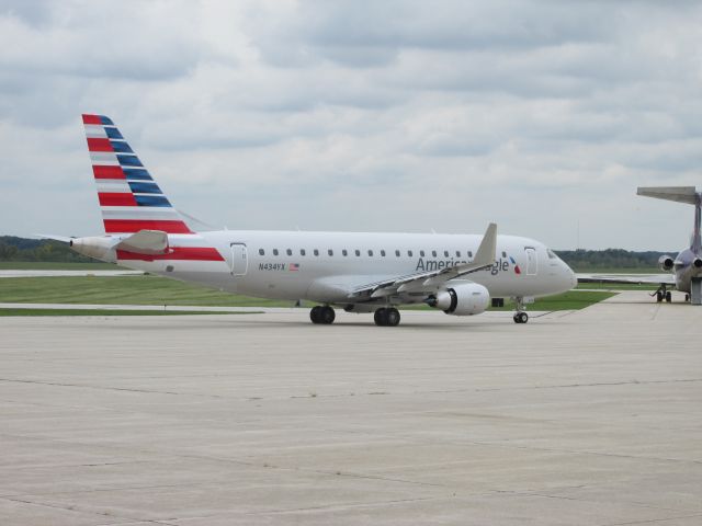 Embraer 175 (N434YX)