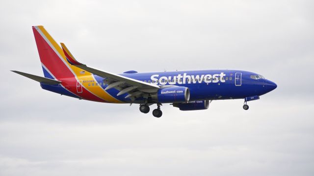 Boeing 737-700 (N934WN) - SWA8700 from KDAL on final to Rwy 16R on 11.1.17. (ln 2878 / cn 36642). The aircraft came for maintenance at ATS. 