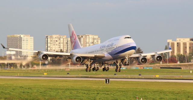 Boeing 747-400 (B-18208) - China Airlines Boeing 747-409 sunset arrival at YVR 26R as Dynasty 31 from TPE