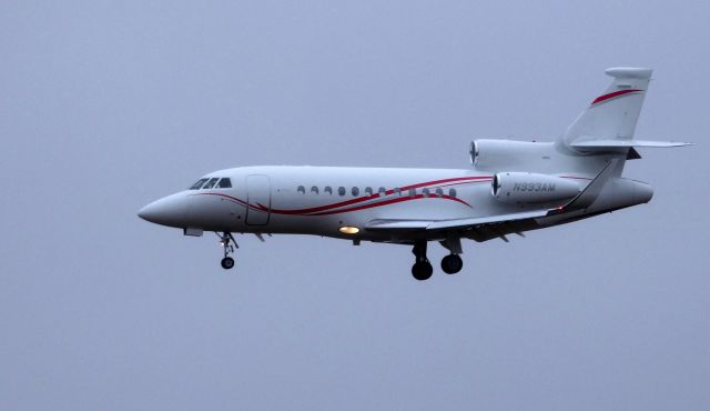 Dassault Falcon 900 (N993AM) - On final is this 2012 Dassault Falcon 900EX photographed in a light drizzle in the Autumn of 2019.