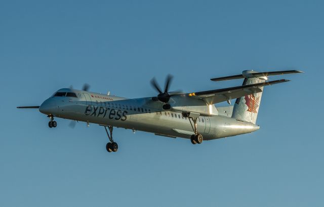 de Havilland Dash 8-400 (C-GGOF) - Arriving from Quebec/Jean Lesage Intl as JZA8909, this Jazz Dash 8-400 on short finals for runway 23 at YYZ